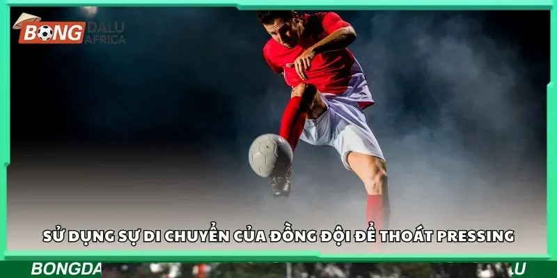 Sử dụng sự di chuyển của đồng đội để thoát pressing
